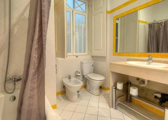 Angola 1 - 6 Bedrooms شقة *