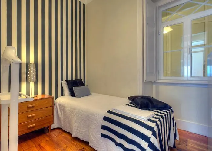 Angola 1 - 6 Bedrooms شقة *